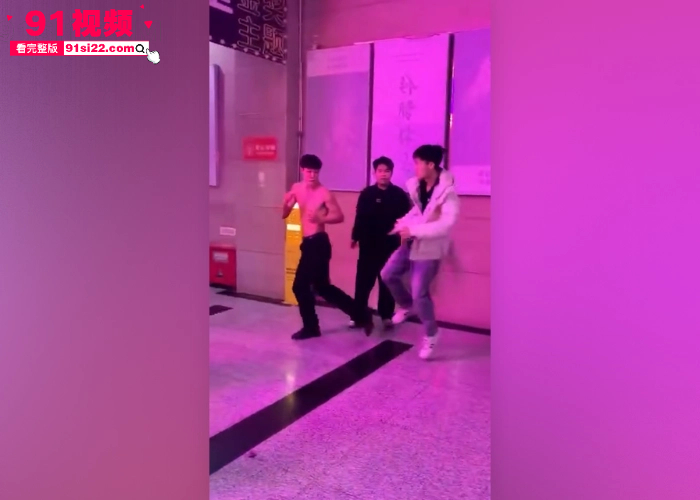 国服泰森实锤精神小伙1V3碾压 拳狠腿猛开启疯狗模式 打嗨了一拳KO了自己对象属实牛逼啊 - 图3