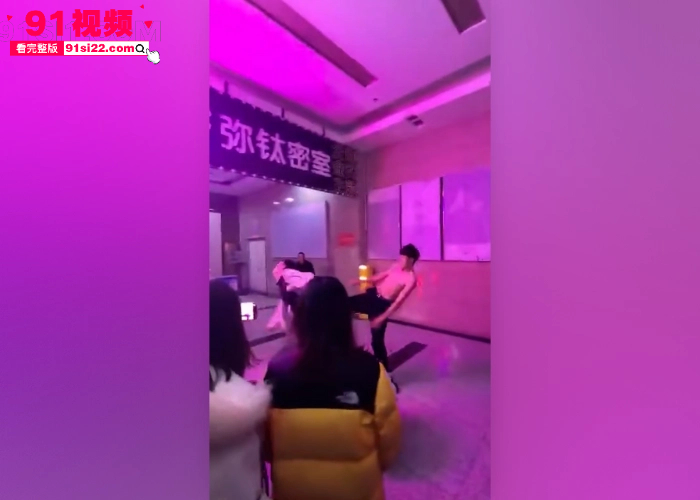 国服泰森实锤精神小伙1V3碾压 拳狠腿猛开启疯狗模式 打嗨了一拳KO了自己对象属实牛逼啊 - 图4