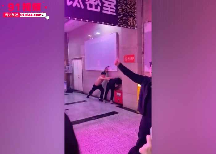国服泰森实锤精神小伙1V3碾压 拳狠腿猛开启疯狗模式 打嗨了一拳KO了自己对象属实牛逼啊 - 图5