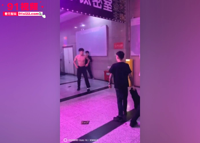 国服泰森实锤精神小伙1V3碾压 拳狠腿猛开启疯狗模式 打嗨了一拳KO了自己对象属实牛逼啊 - 图7