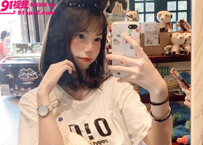 【海角原创】妹妹失恋醉酒躺在沙发睡觉 看着她哪娇嫩身材 忍不住把她给操了 - 图1