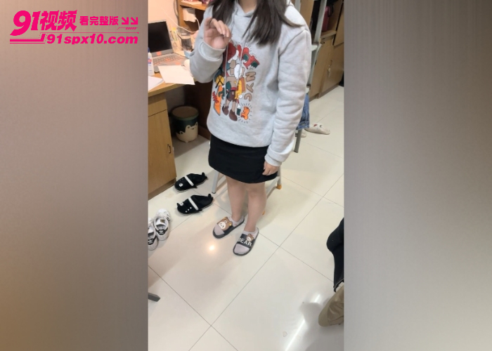 大学宿舍的乐趣偷拍室友 聊八卦打游戏上厕所 蚊帐内骚逼一抠一手水 真实刺激撸管必看 - 图1
