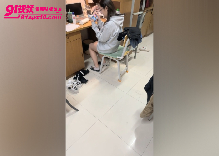 大学宿舍的乐趣偷拍室友 聊八卦打游戏上厕所 蚊帐内骚逼一抠一手水 真实刺激撸管必看 - 图3