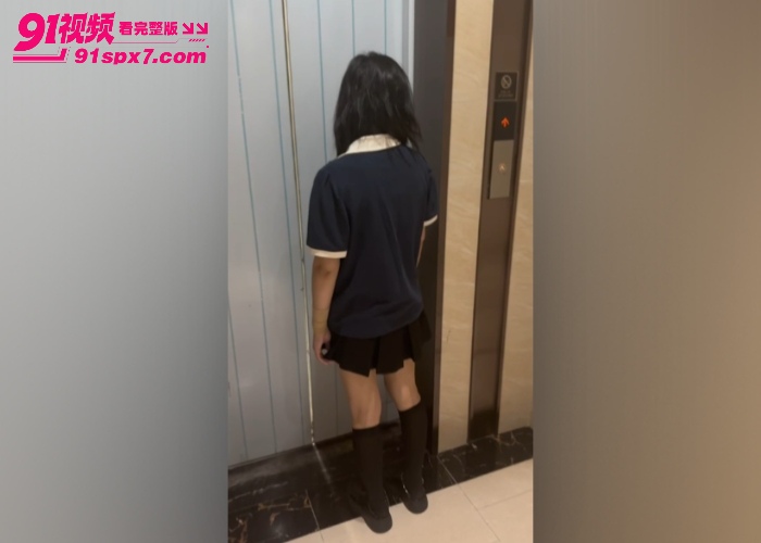 【海角原创】黑皮体育生奔驰哥酒吧玩完 搭讪清纯少女带回家爆操，最后内射爽翻天 - 图4