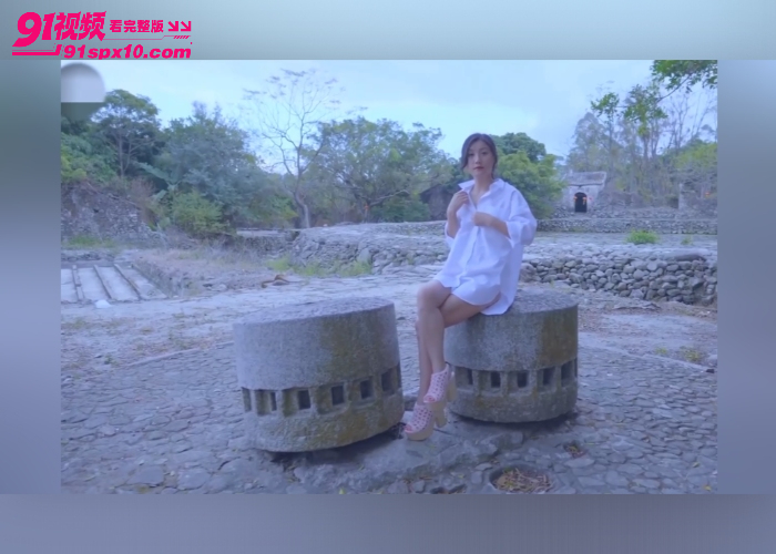 美腿风骚少妇韵味十足 裸着身体在农村景点自慰淫水直流 还是个极品白虎极其诱人 - 图1