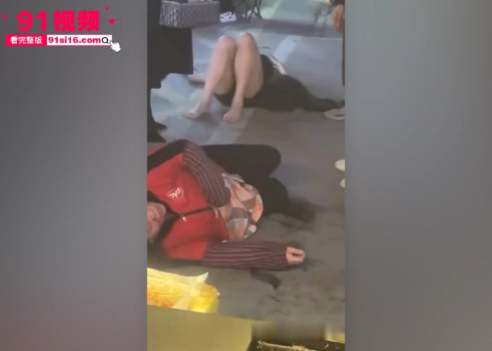 亳州夜市炸锅 老太太火眼金睛怒骂美人妖当街开打撕衣服全裸大战 奶子晃动躺地痛哭这奶子做的真好看 - 图1
