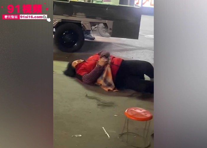 亳州夜市炸锅 老太太火眼金睛怒骂美人妖当街开打撕衣服全裸大战 奶子晃动躺地痛哭这奶子做的真好看 - 图2