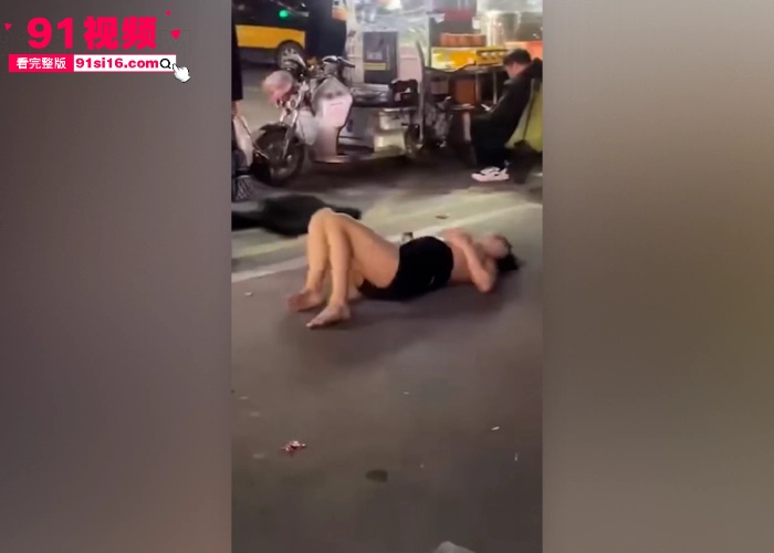 亳州夜市炸锅 老太太火眼金睛怒骂美人妖当街开打撕衣服全裸大战 奶子晃动躺地痛哭这奶子做的真好看 - 图4