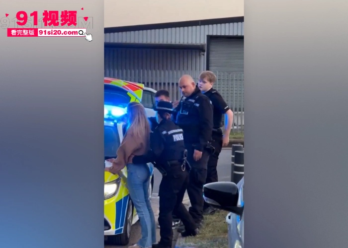 英国色情女演员 Bonnie Blue 在印尼组织一场与200名男孩发生性行为的约会后被捕现场淫乱视频曝光 一代女王落幕 - 图6