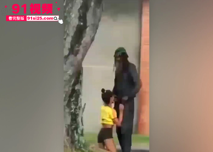 性感洋妞街头公然发骚 当众跪地舔屌求操 引爆路人围观直拍 天为被地为床的街头野战真刺激啊 - 图4