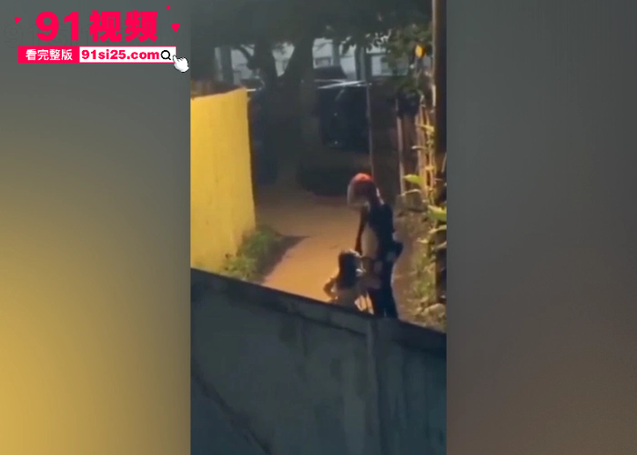 性感洋妞街头公然发骚 当众跪地舔屌求操 引爆路人围观直拍 天为被地为床的街头野战真刺激啊 - 图7