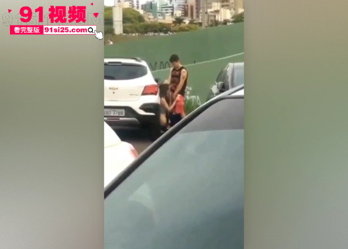 性感洋妞街头公然发骚 当众跪地舔屌求操 引爆路人围观直拍 天为被地为床的街头野战真刺激啊 - 图8