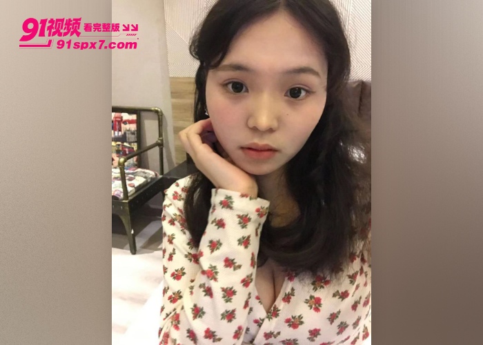 广西科技大学大奶学妹一对吊钟乳晃瞎眼 皮肤白嫩撅着肥臀被男友无套后入猛干 - 图1