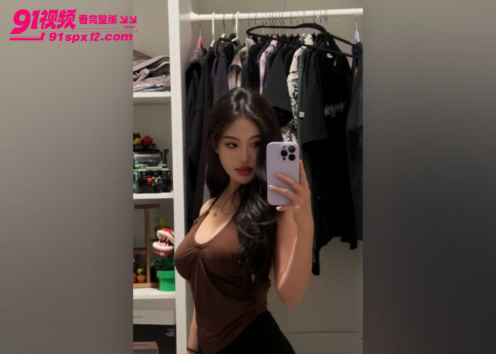 极品巨乳轻熟女沦为土豪玩物 穿着白丝对着镜头玩弄白虎一线天 这身材操起来肯定很得劲 - 图1