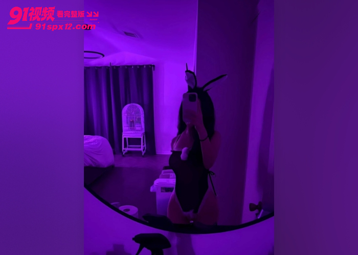 极品巨乳轻熟女沦为土豪玩物 穿着白丝对着镜头玩弄白虎一线天 这身材操起来肯定很得劲 - 图2