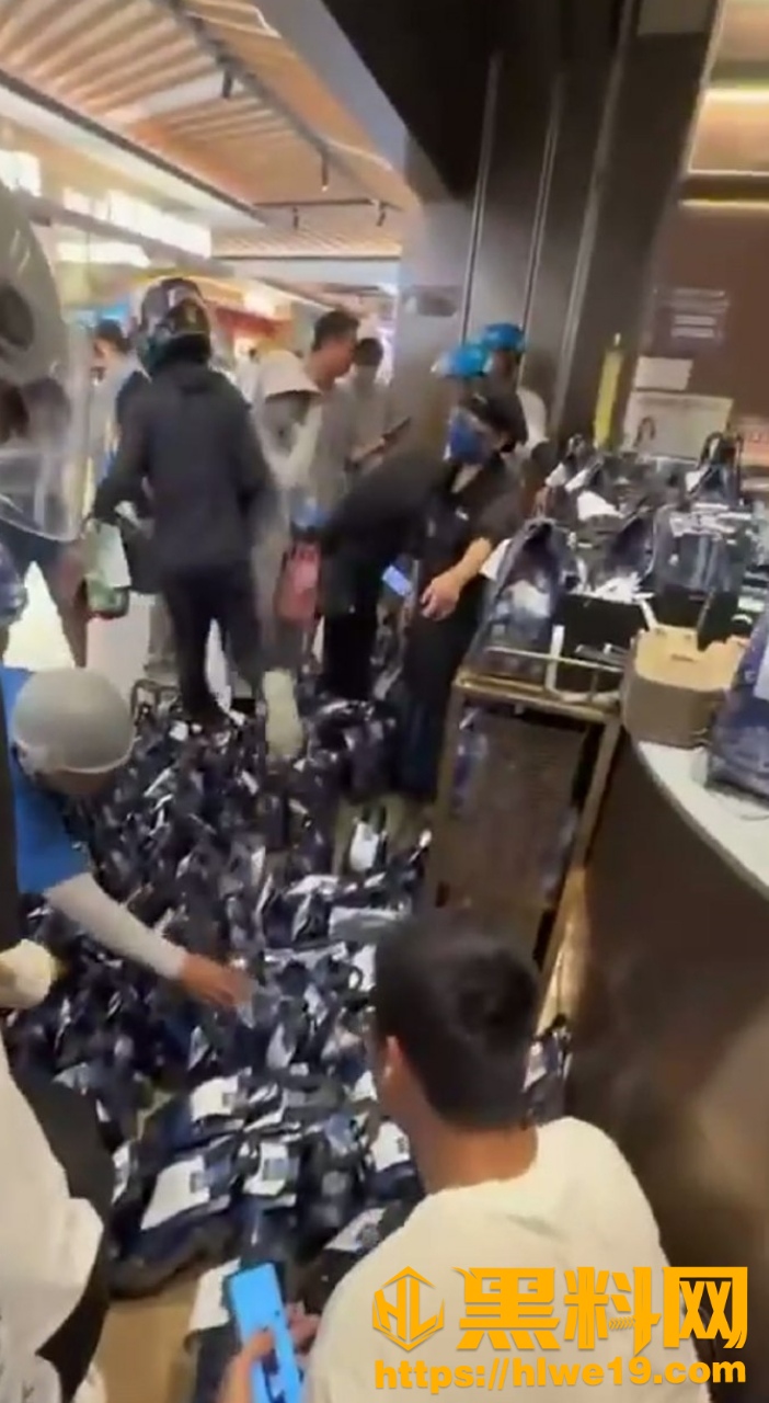 外卖员与店员冲突视频