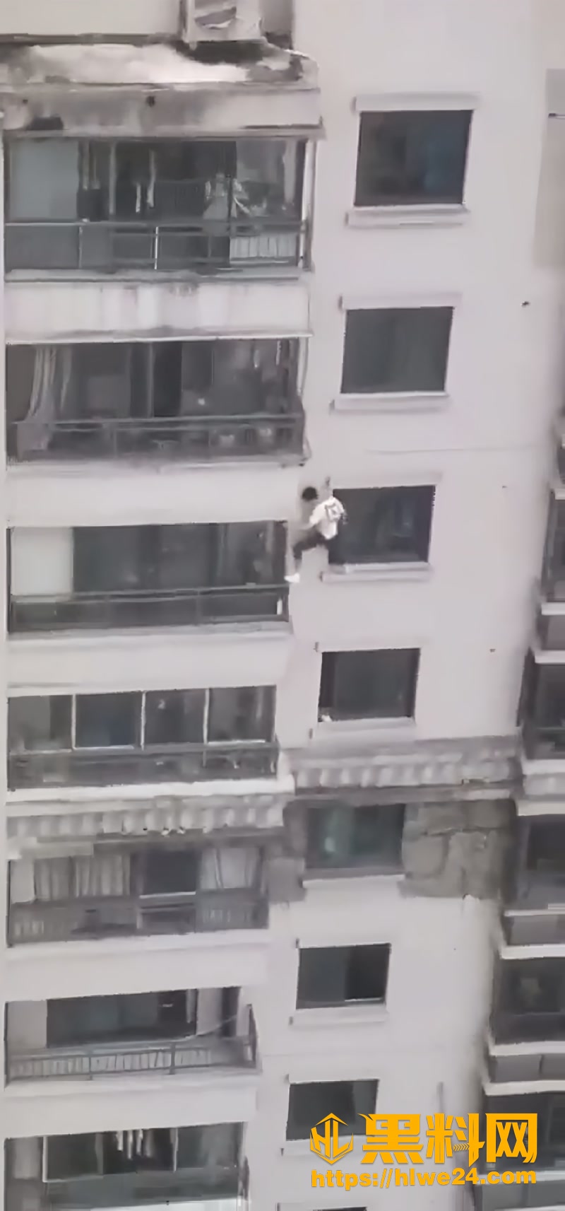 01男子被抓包后外墙逃亡1 1wm