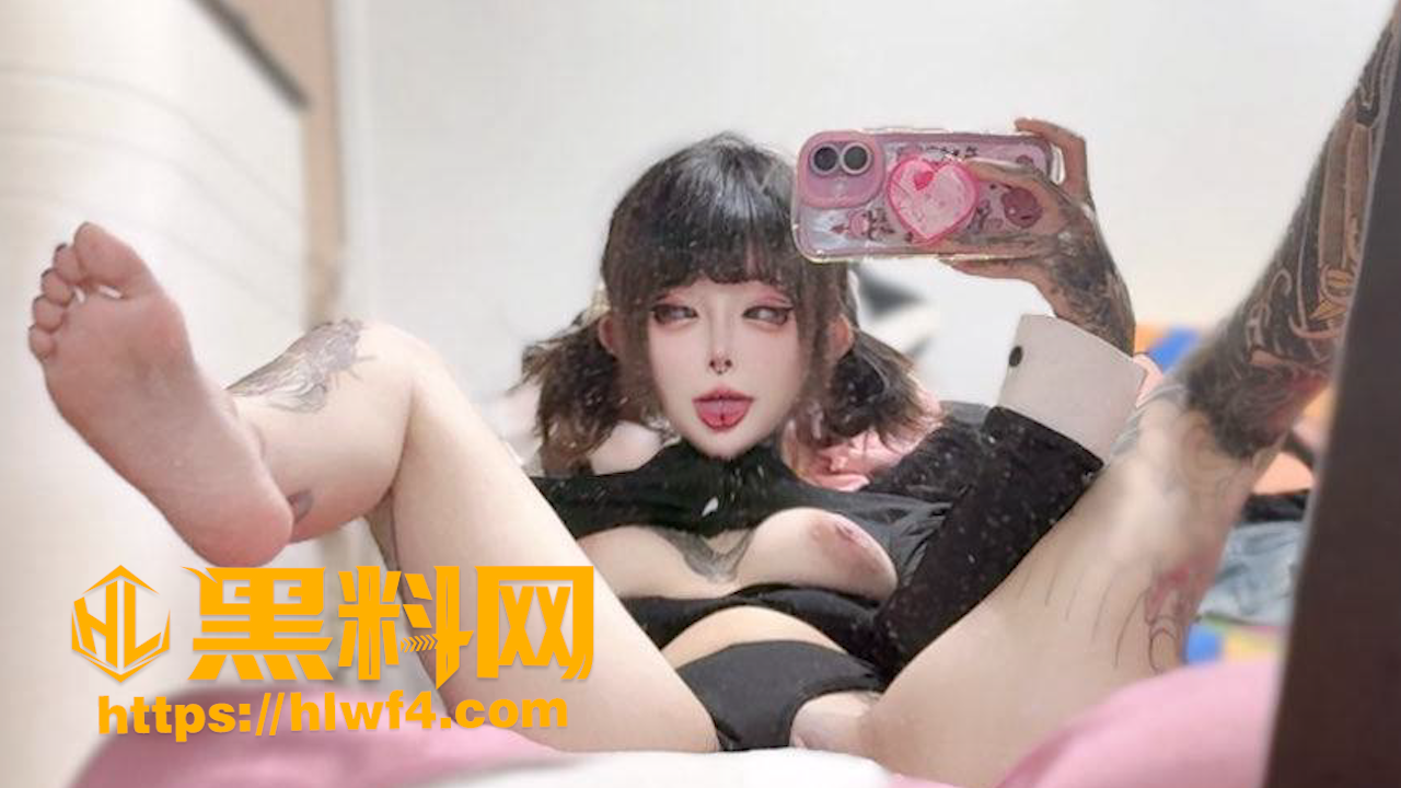 妮妮全裸纹身私密视频6