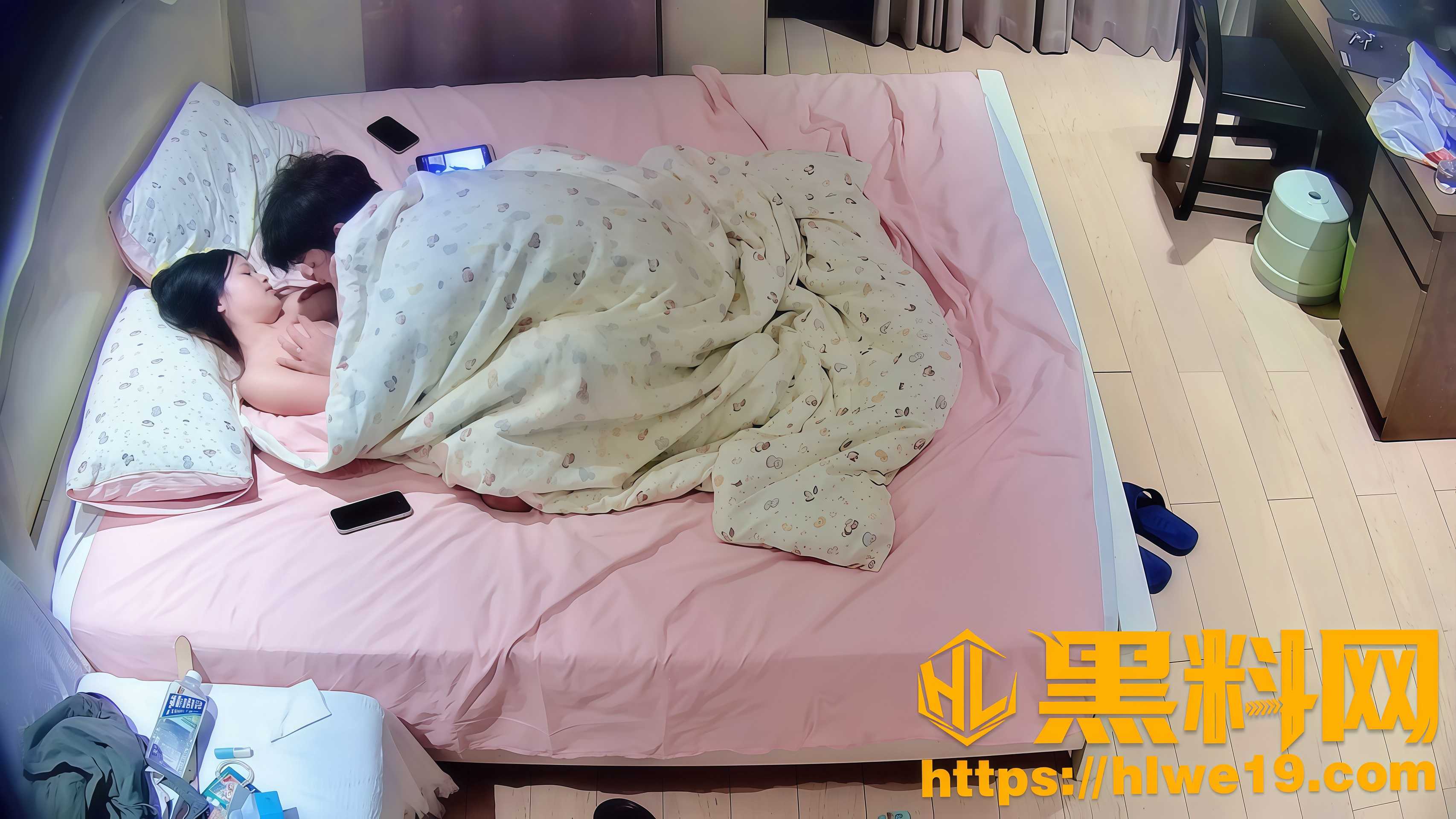 酒店摄像头偷拍眼镜男长发美女