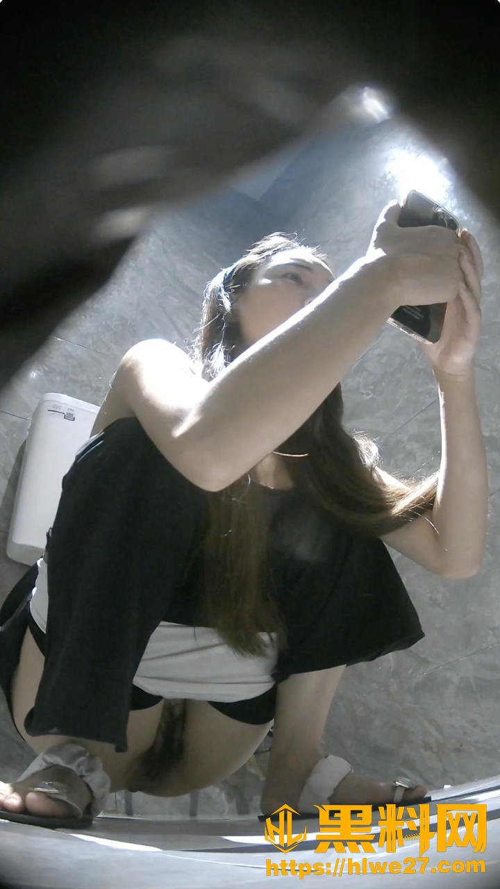 酒吧女厕偷拍4