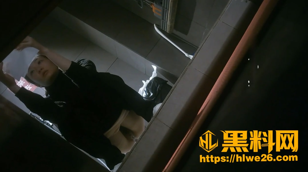 偷拍美女尿尿