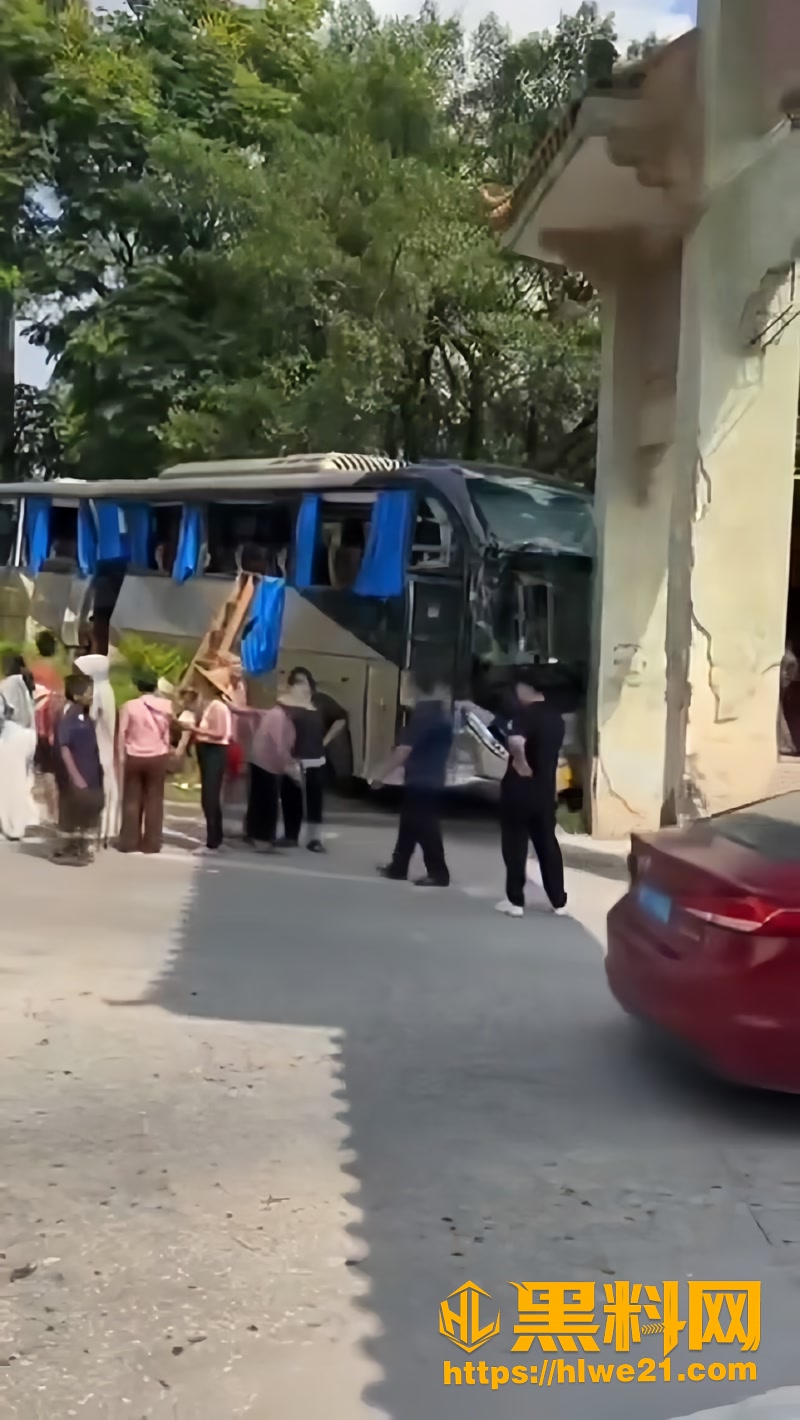 02大货车撞击旅游大巴1 2wm