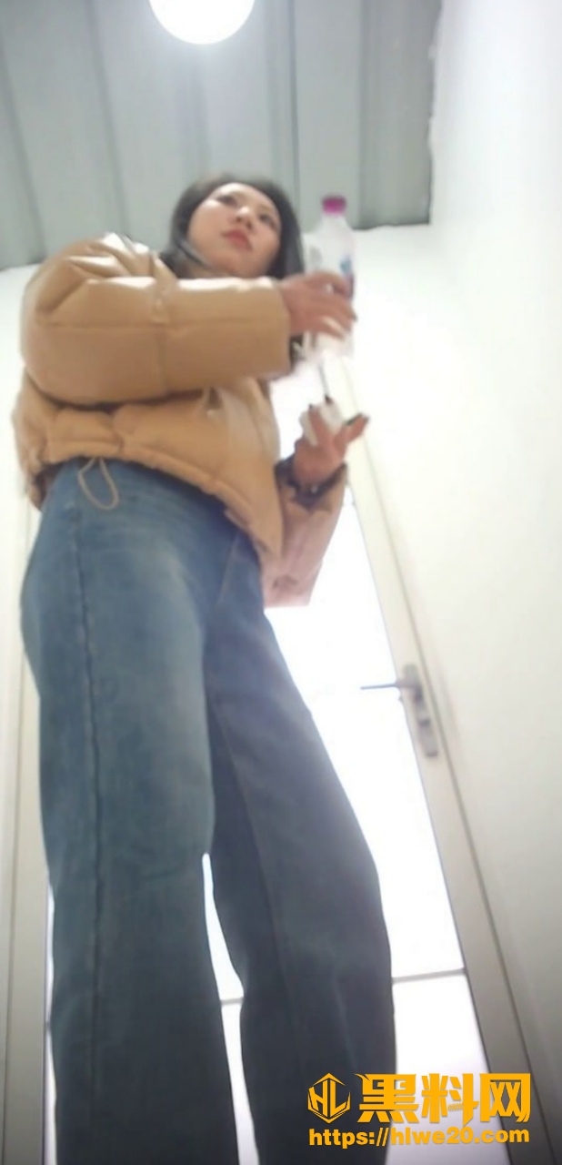 街边女厕所放尿偷拍