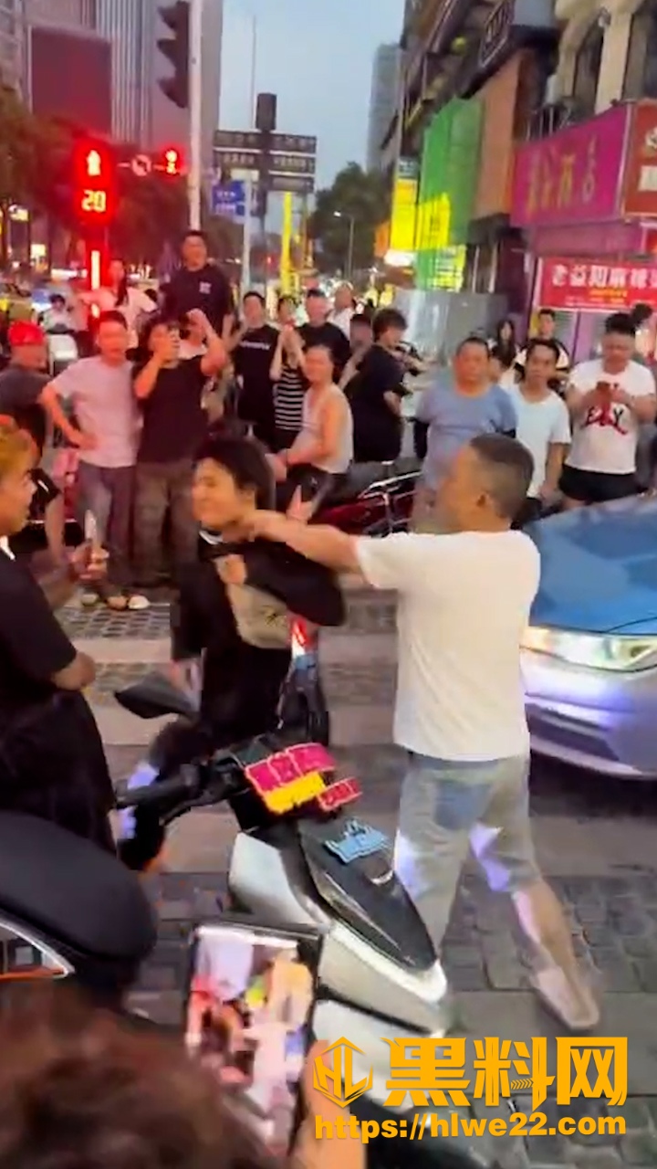 街头打架现场互吐口水视频1