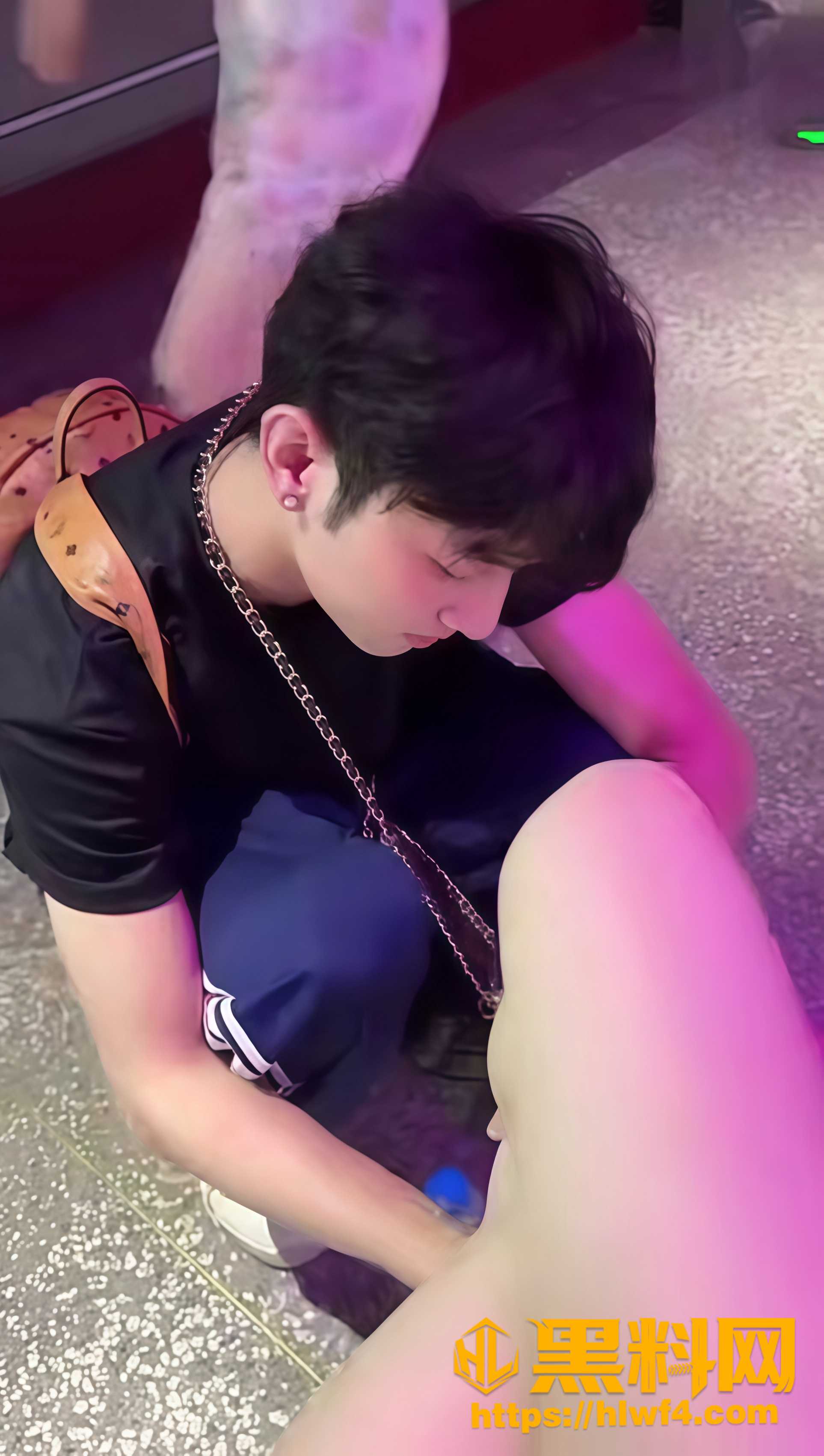 御姐用美足挑逗小伙