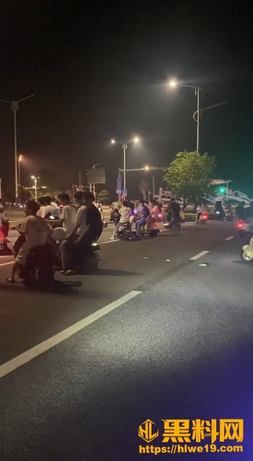 精神小伙打架视频流出