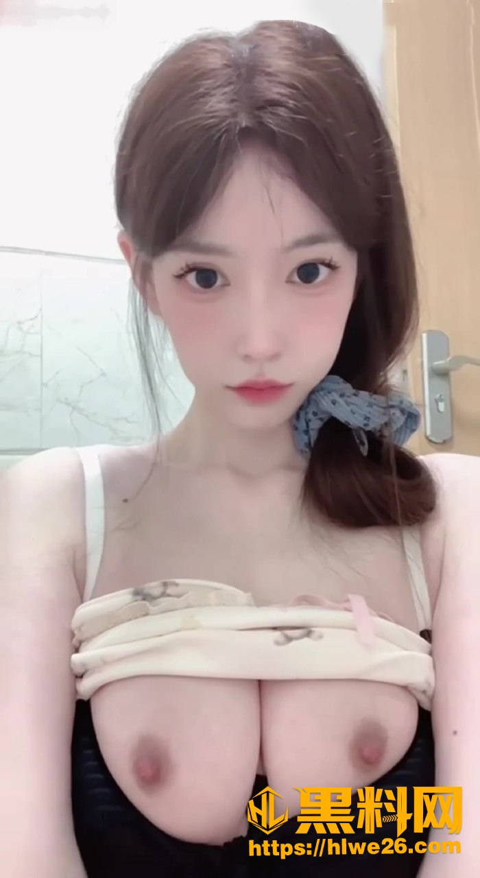 大学生rabbiiit三点自拍2
