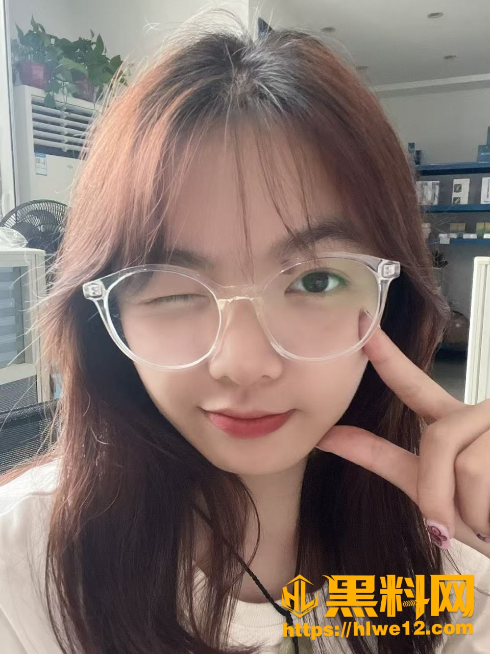 广西眼镜妹梁桦裸贷视频1
