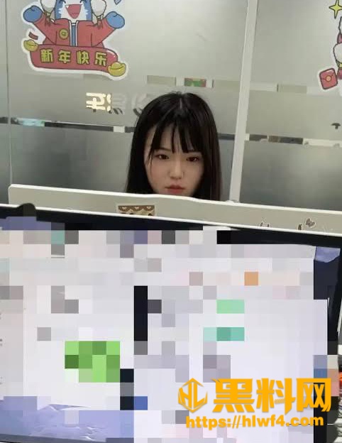 桌下偷拍女同事裙底风光1