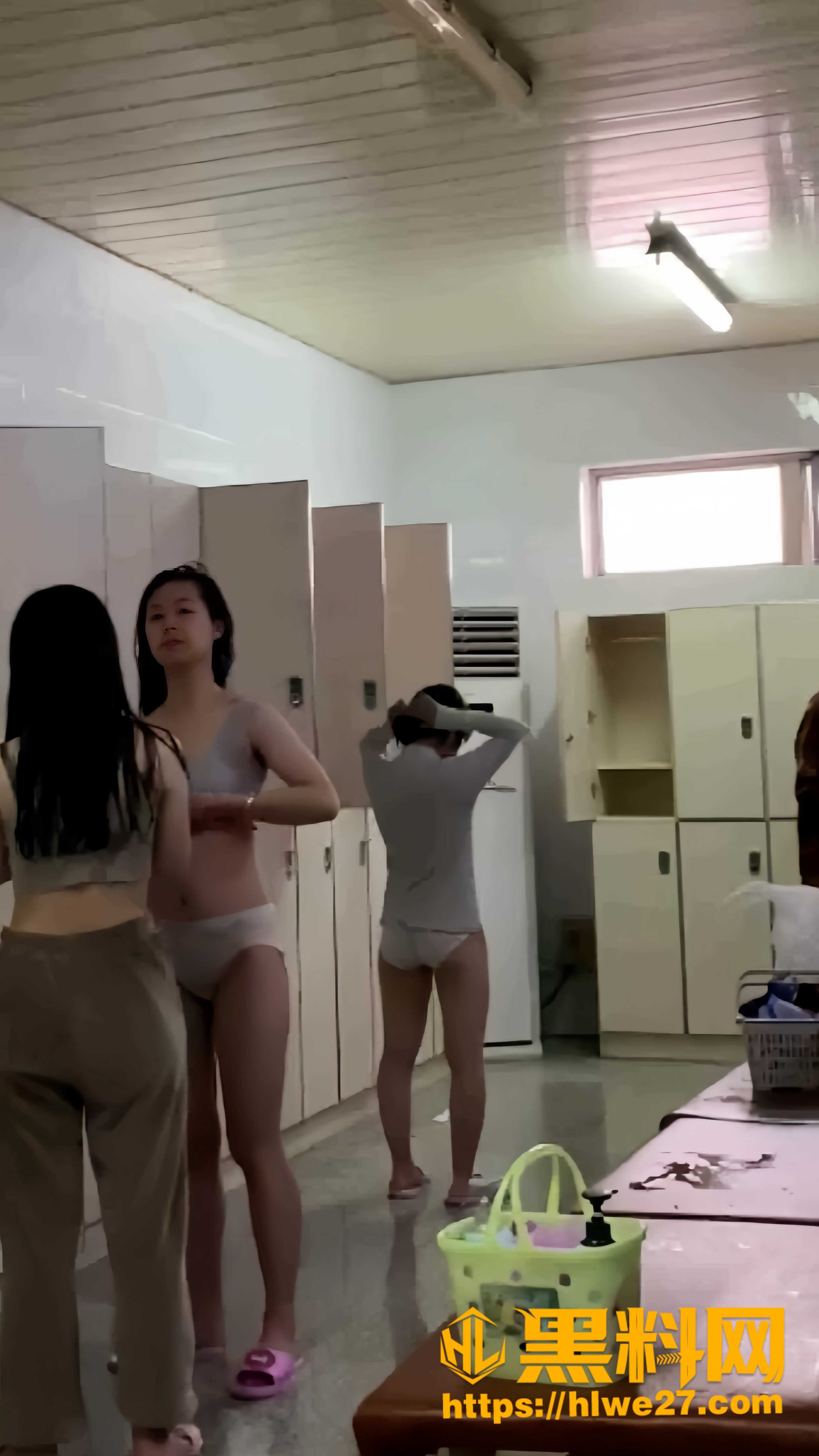 洗浴中心高清偷拍视频 1
