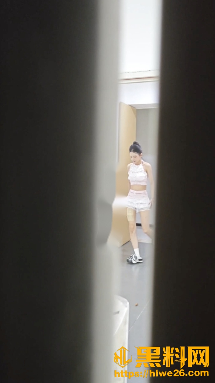 公司女厕偷拍3