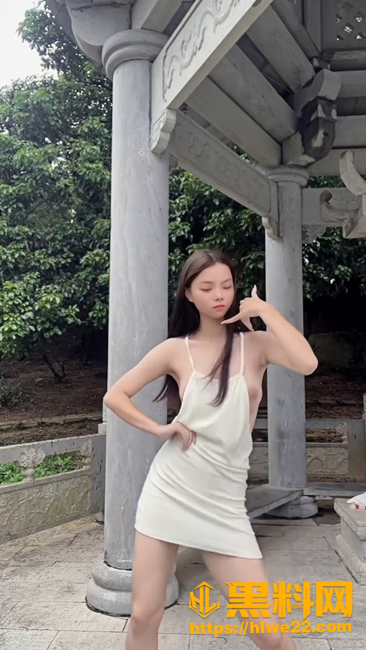 圆乳小师妹户外露出3