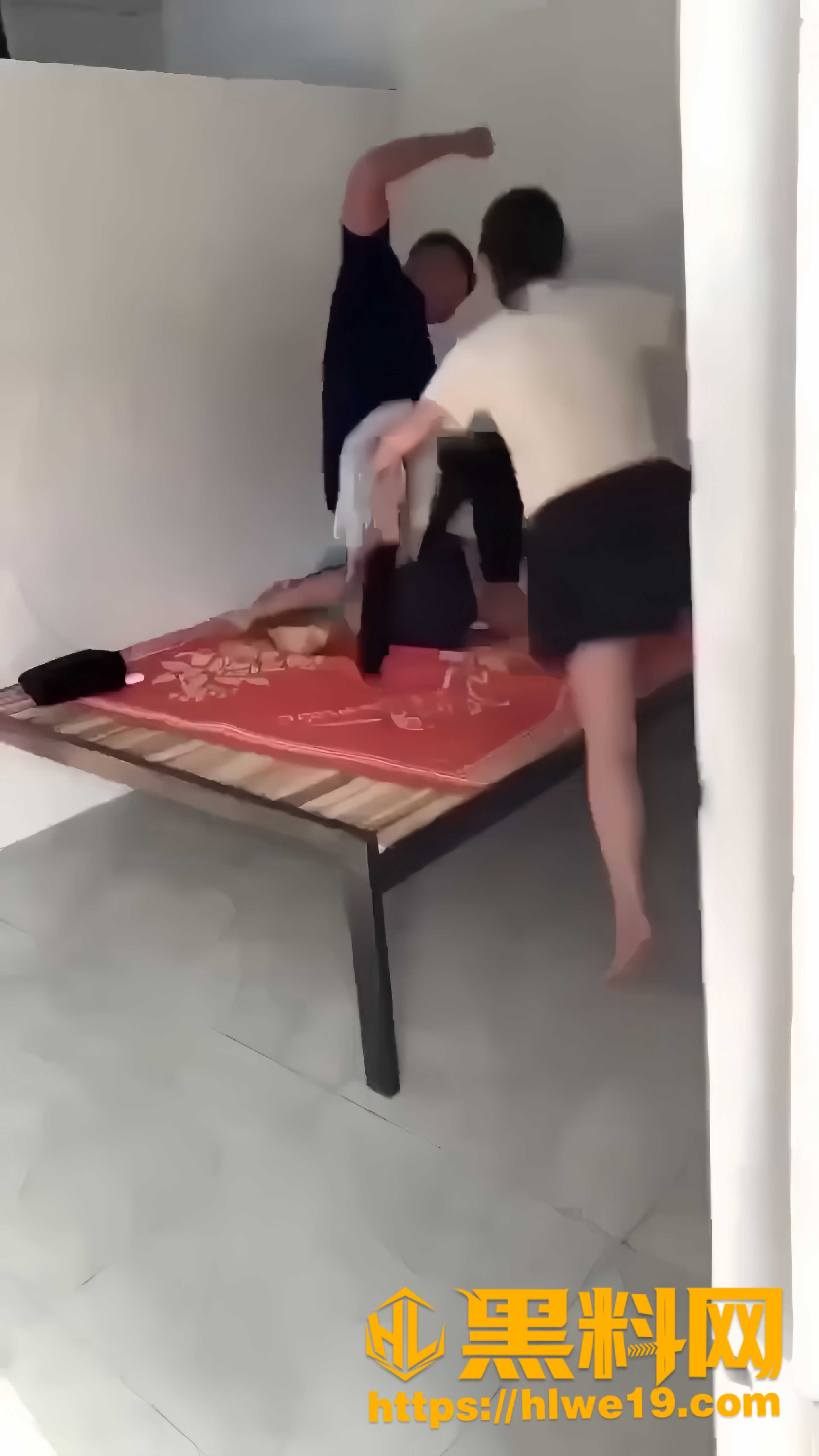 原配暴打奸夫实拍画面1