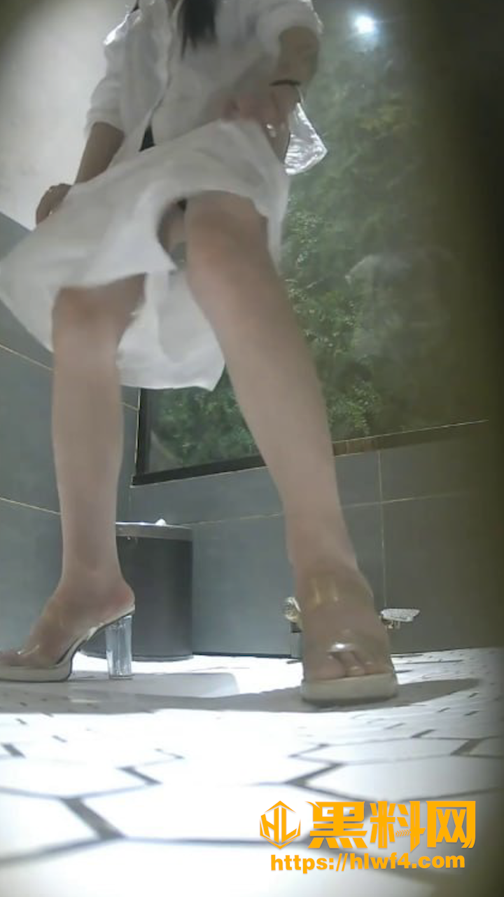 白虎妹放尿视频 2