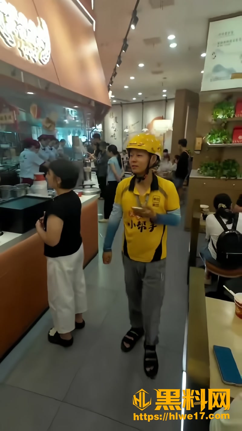 03武汉京东骑手砸店1 3wm