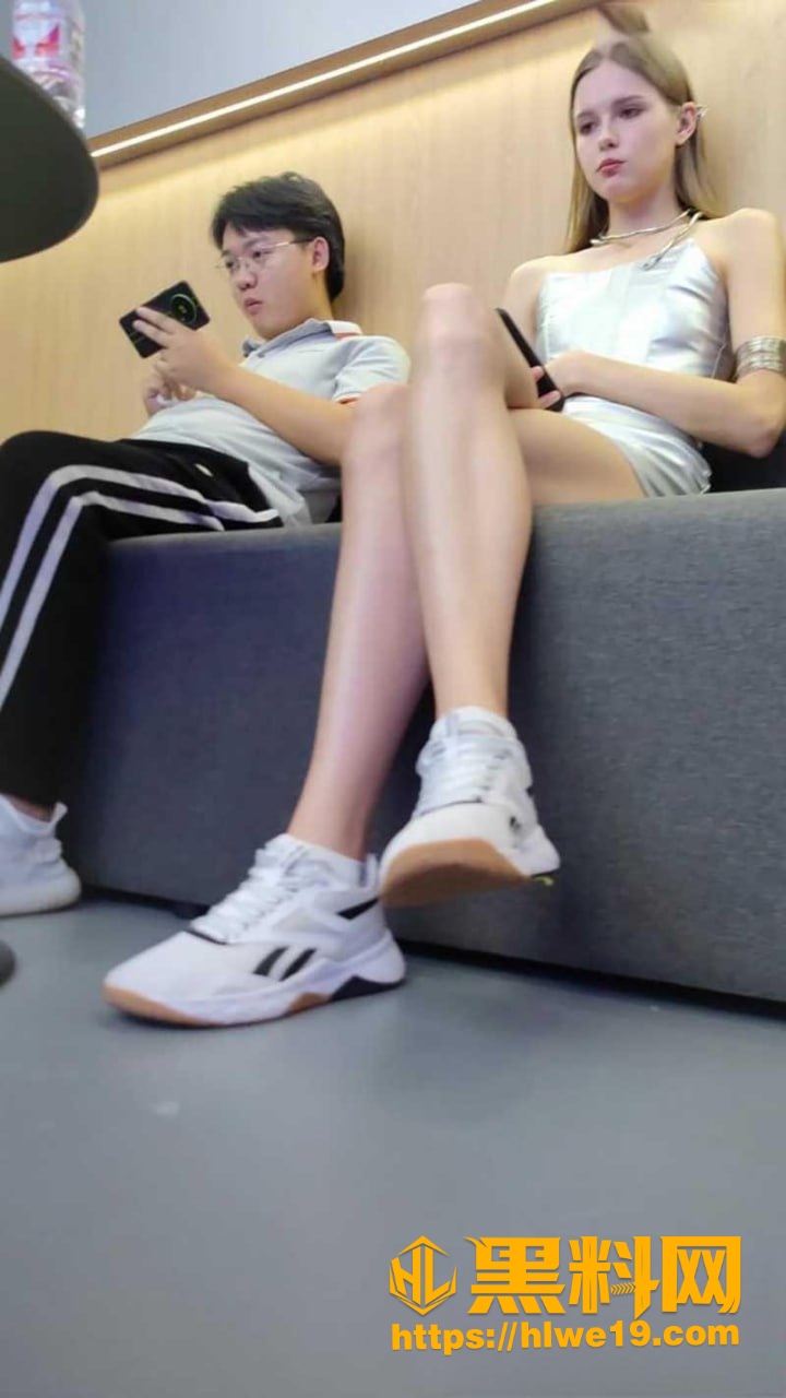 低角度偷拍美臀