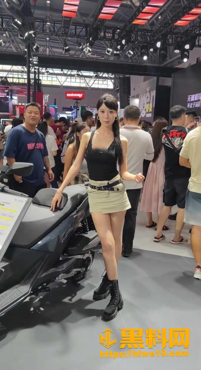 低角度偷拍美臀