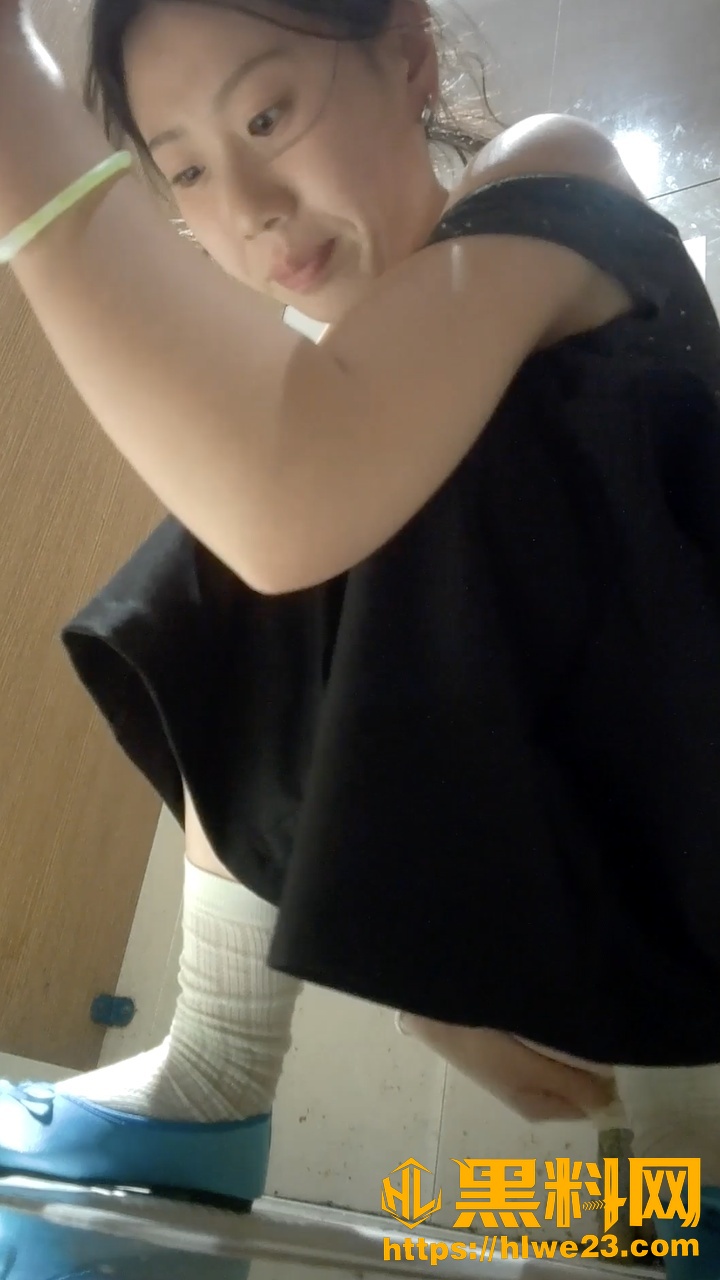 酒吧女厕偷拍3