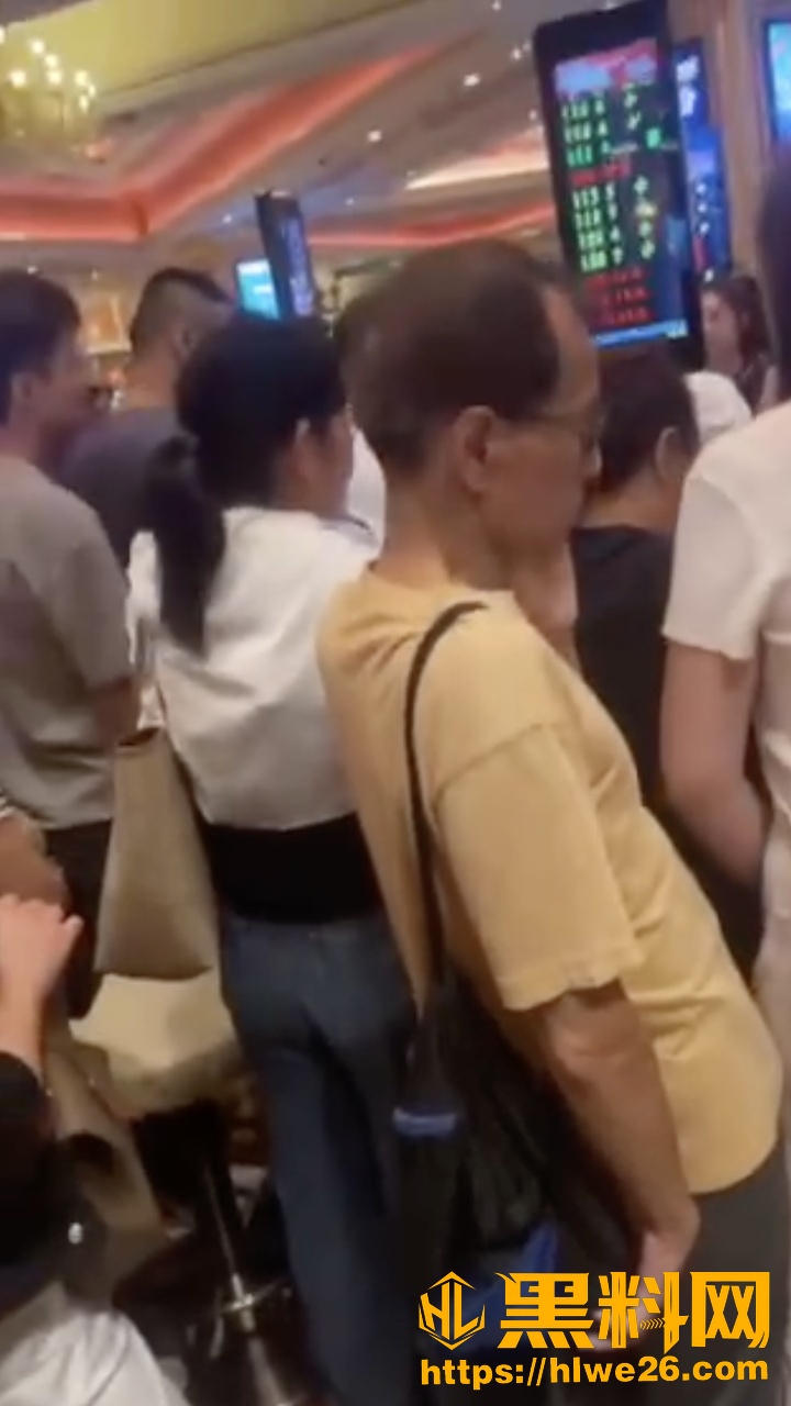 老头猥亵少妇视频1