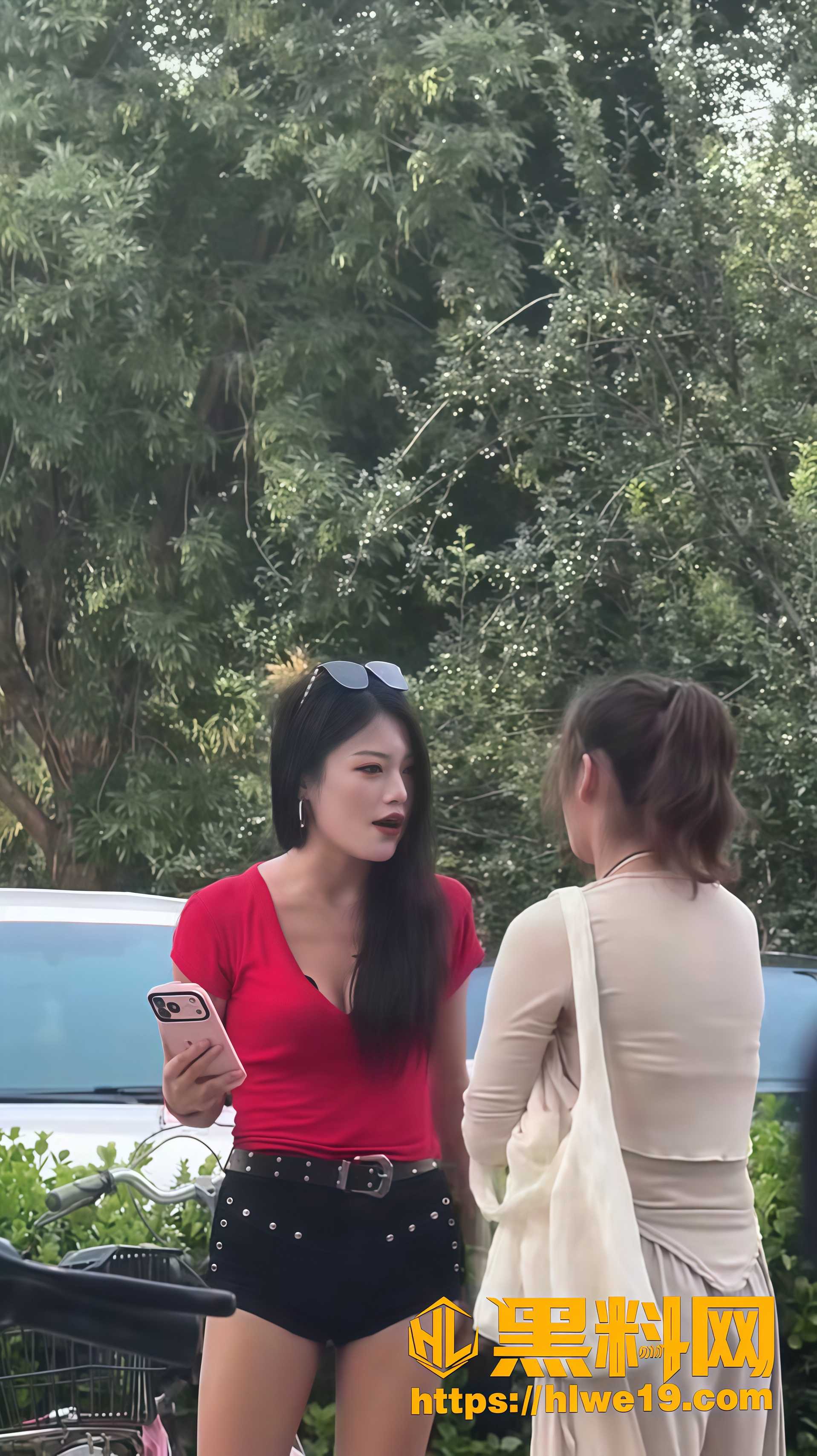 两对情侣当街打架