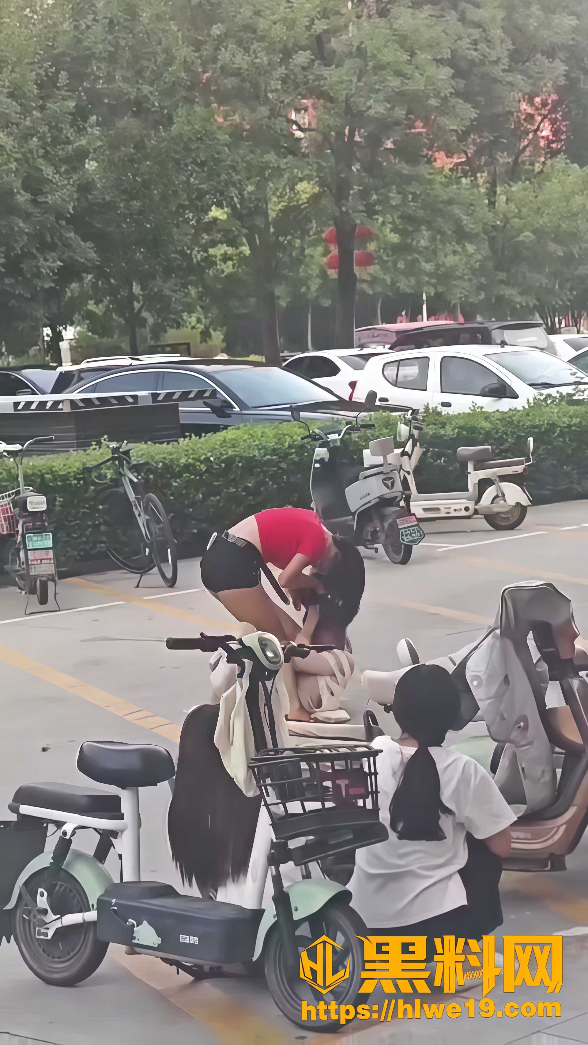 两对情侣当街打架