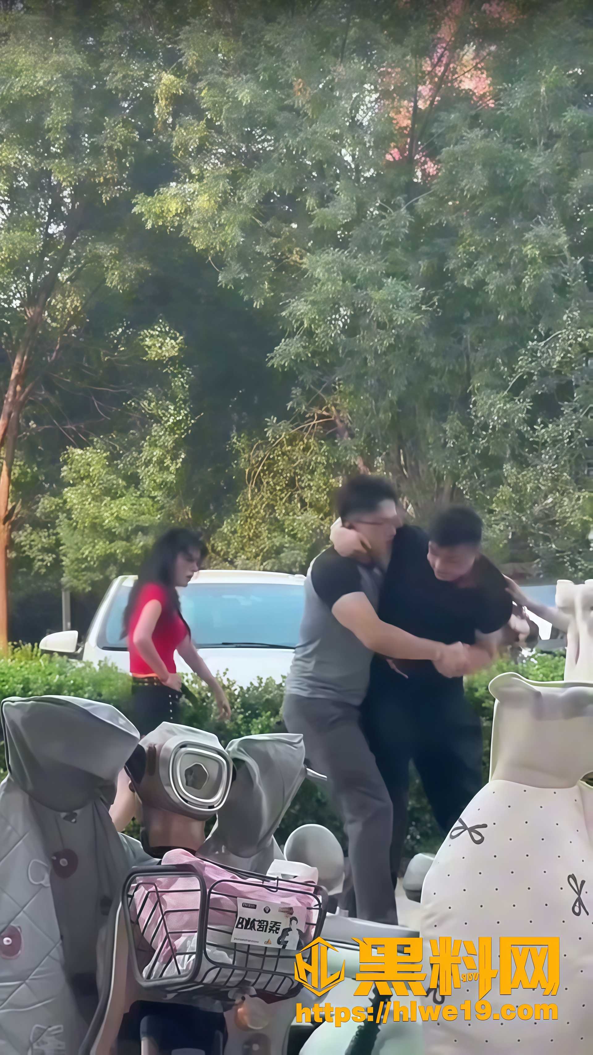 两男两女互殴