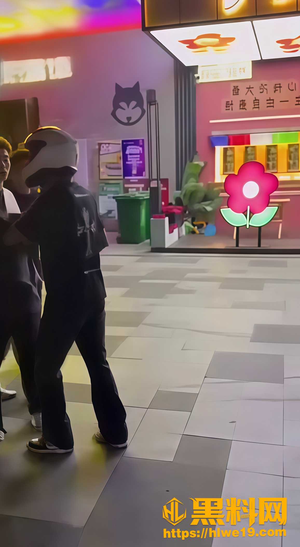 精神小伙群殴视频