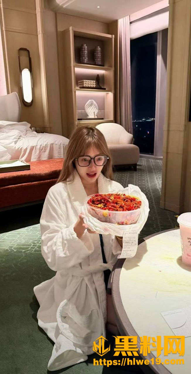 19万粉网红小葵Yuki约炮记录 8
