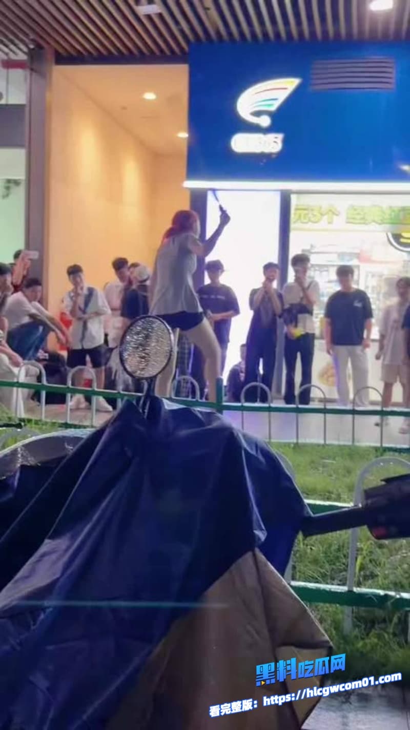 瑞安吾悦广场七夕夜现大型捉奸现场11