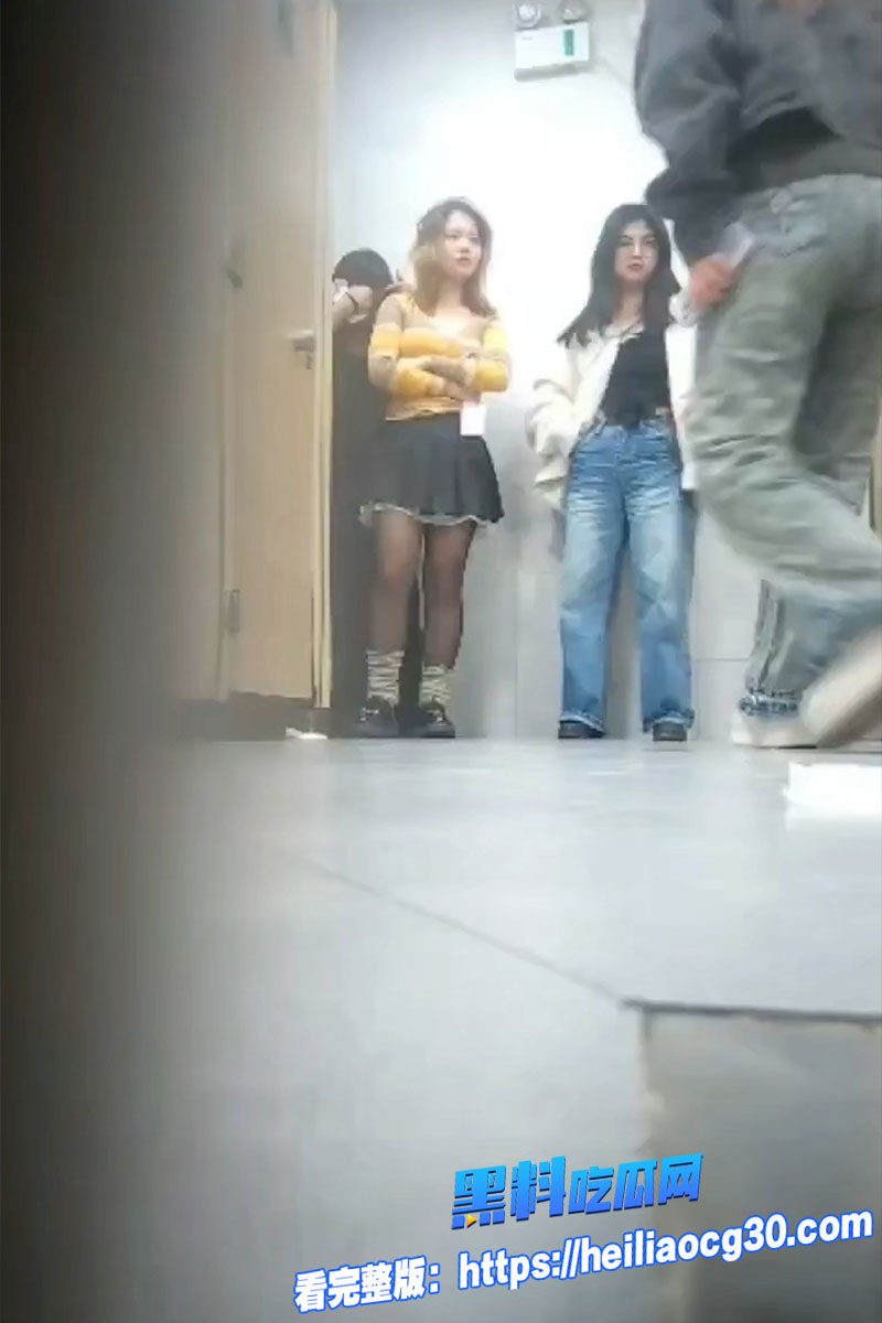 a夜总会女厕偷拍4